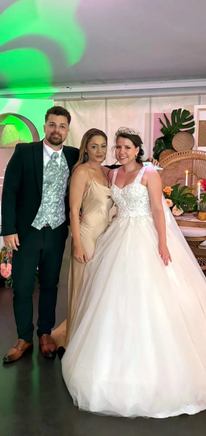 Les mariés et leur wedding planner dans la salle de réception